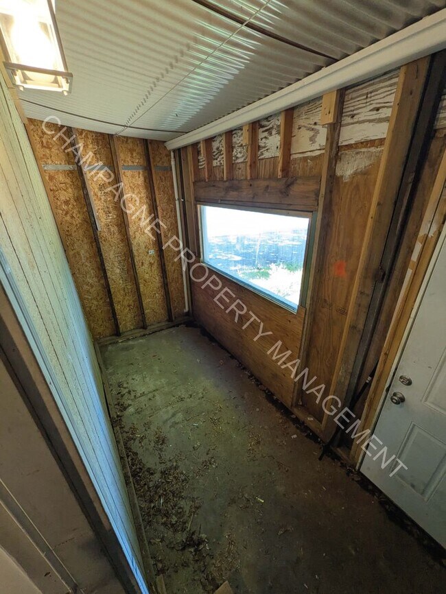 Building Photo - 3 Bedroom Home, conveniently located near UMKC!