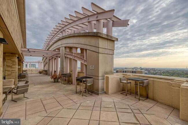 Building Photo - Sun-Drenched 1BR Condo with Rooftop Pool & Parking in Heart of Ballston