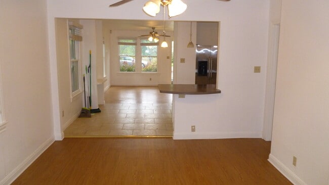 Building Photo - Fantastic cottage in SoCo