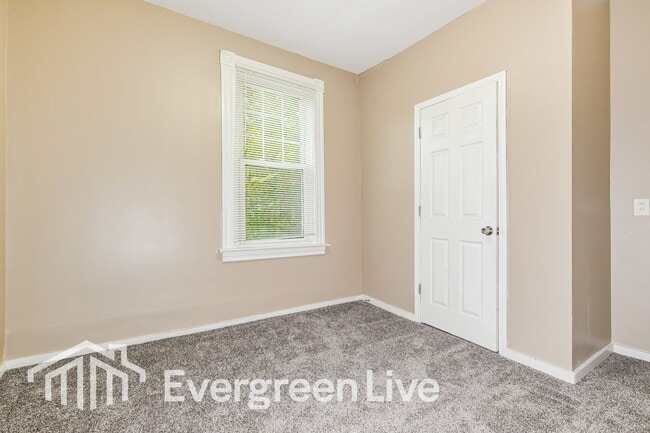 Building Photo - 446 N School St