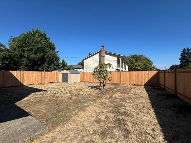 Building Photo - 3 Bedroom Duplex off Gilham Rd.