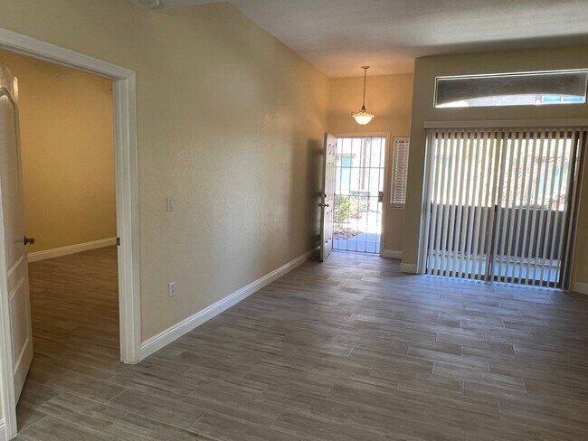Building Photo - Gorgeous 3 Bedroom, 2 Bath in Silverado Ranch