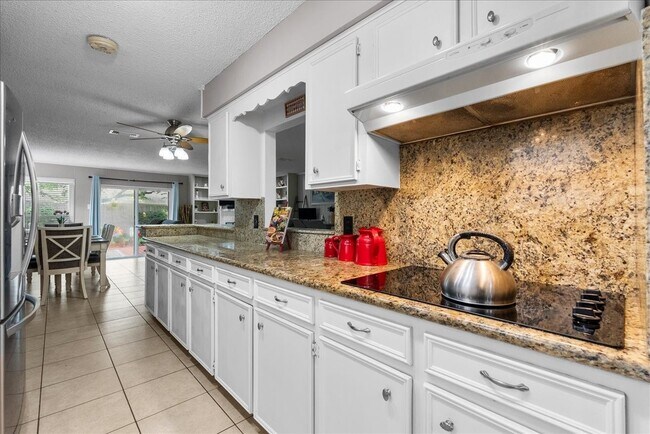 Building Photo - 883 Silverpines Rd