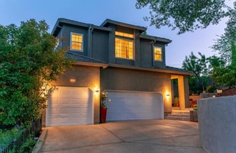 Building Photo - Custom home in Oak Ridge Estates