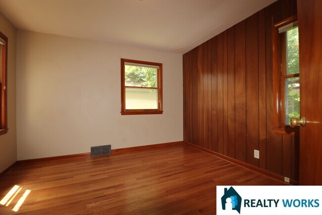 Building Photo - Charming 5 bed House!