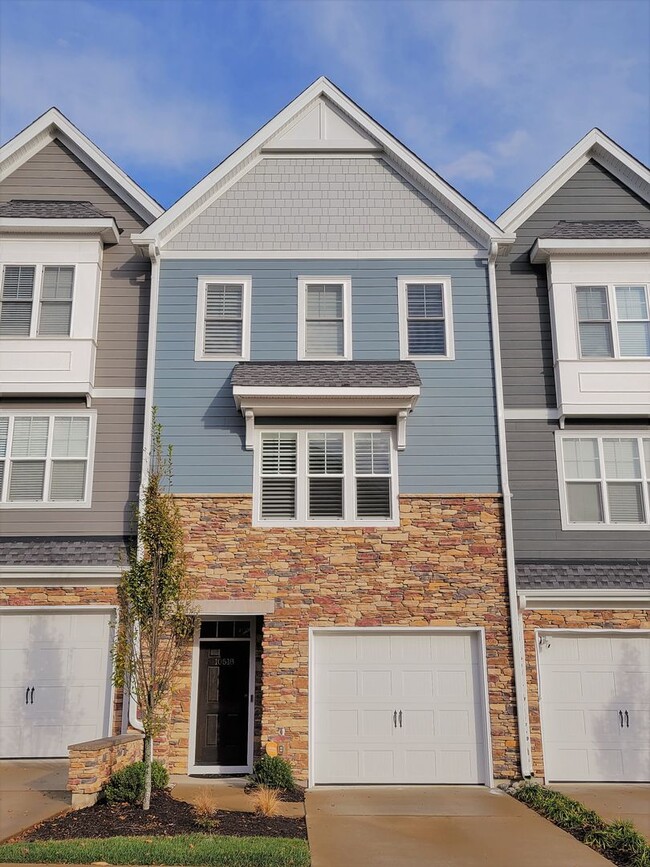 Primary Photo - Stunning 4 bedroom 3.5 bath townhome locat...