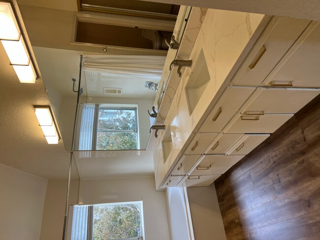 Building Photo - 425 Mountain View Dr