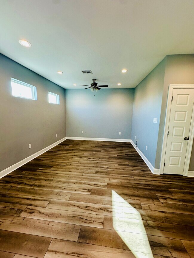 Building Photo - 5430 N Román St