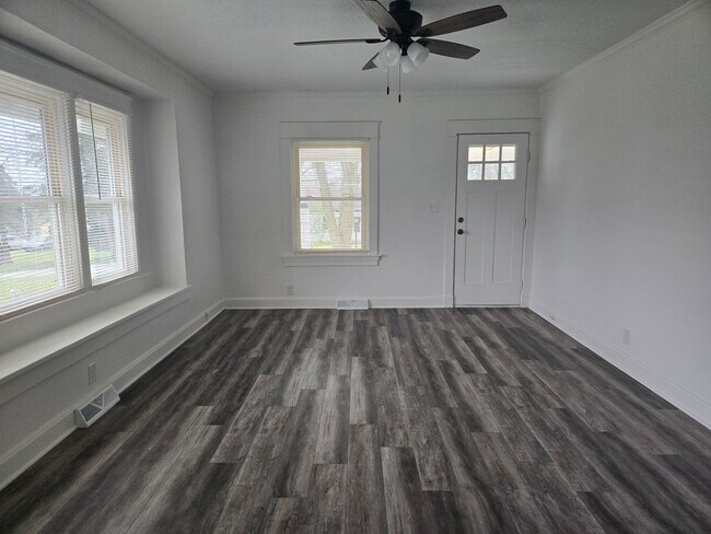 Building Photo - Country living in the city!!!