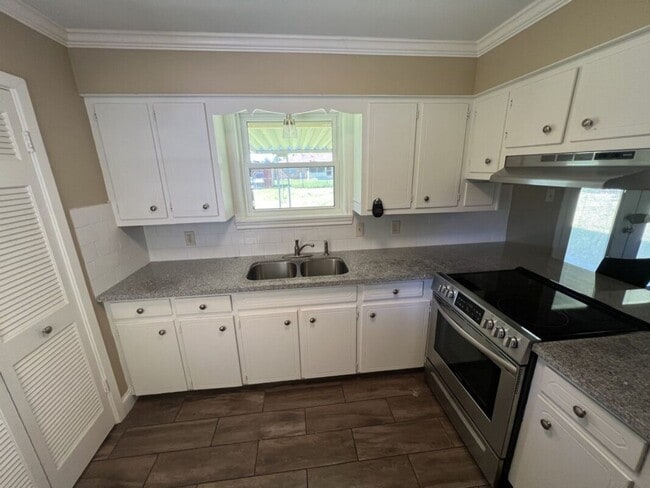 Building Photo - Beautiful 3-Bedroom, 1.5-Bath Home in Bake...