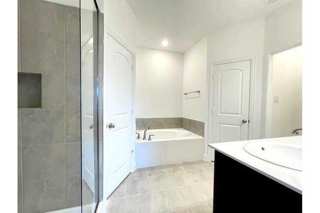 Building Photo - 2818 Diamondback Dr