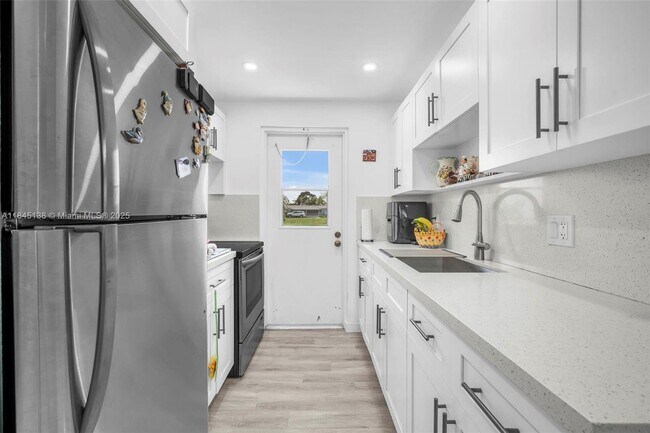 Building Photo - 6550 Royal Palm Blvd