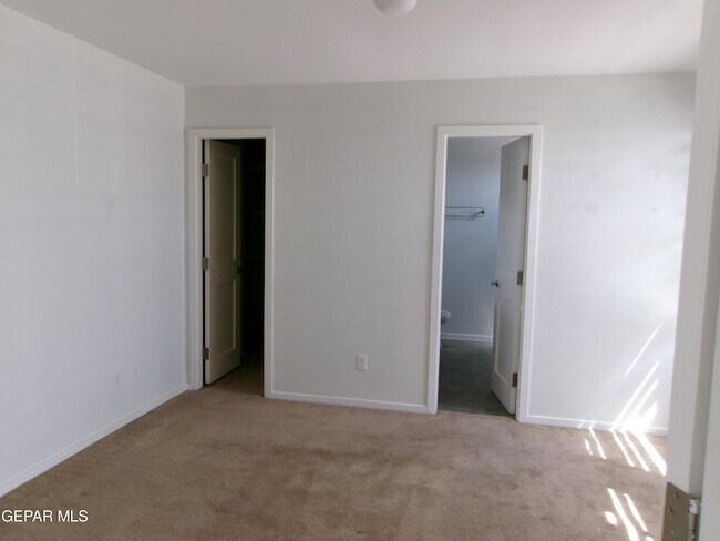 Building Photo - 4200 Camelot Heights Dr