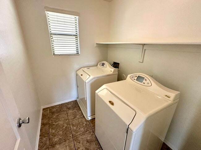 Building Photo - 971 S Deerfield Ln