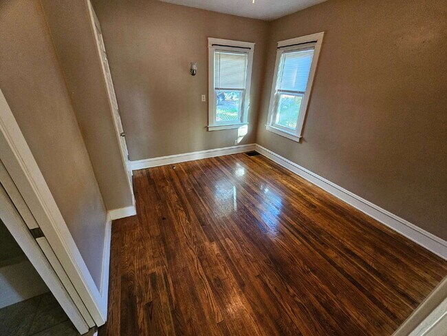 Building Photo - Cute and Cozy Main Level 2 Bedroom 1.5 Bath