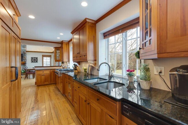 Building Photo - 1057 Vista Dr