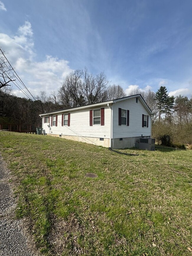 Building Photo - Peaceful 3 Bedroom 1 Bathroom House! Hixson, TN!