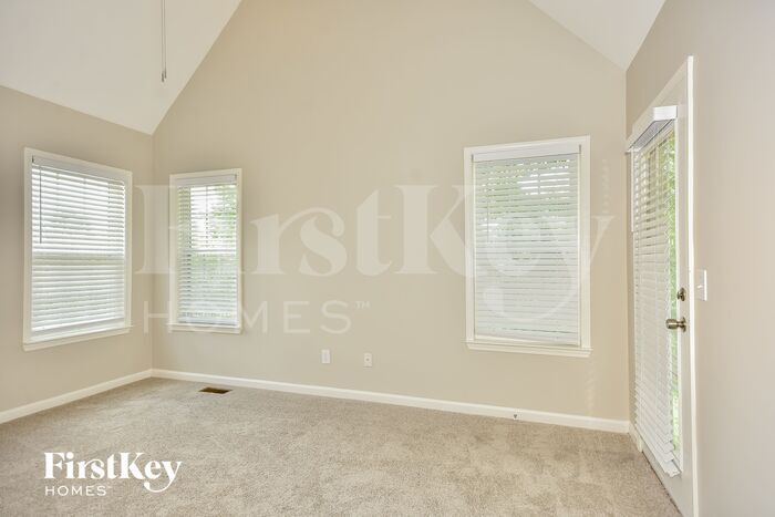 Building Photo - 554 Summit Way
