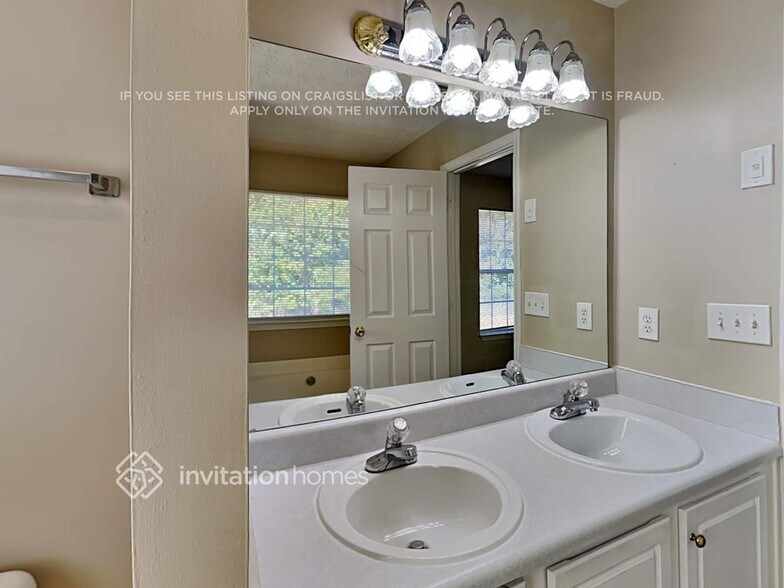 Building Photo - 125 S Greenfield Cir