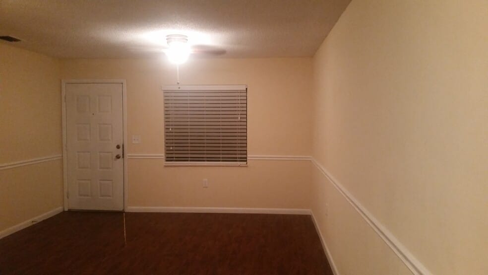 Living room - 915 E 109th Ave