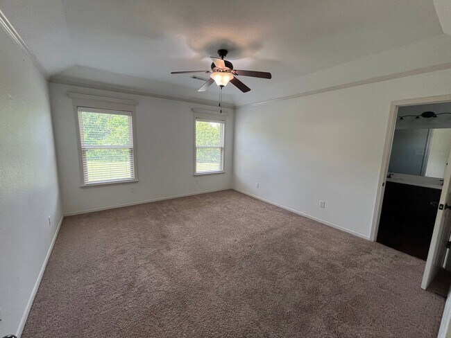 Building Photo - New Listing!