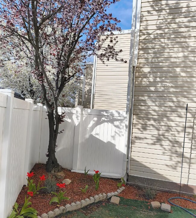 Building Photo - 2 Bedroom/1.5 Bathroom unit in Murray!