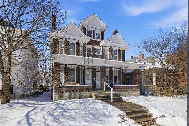 Building Photo - 2211 Summit St