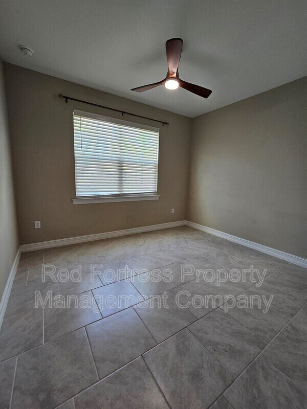 Building Photo - 623 Parkshore Lk Ave