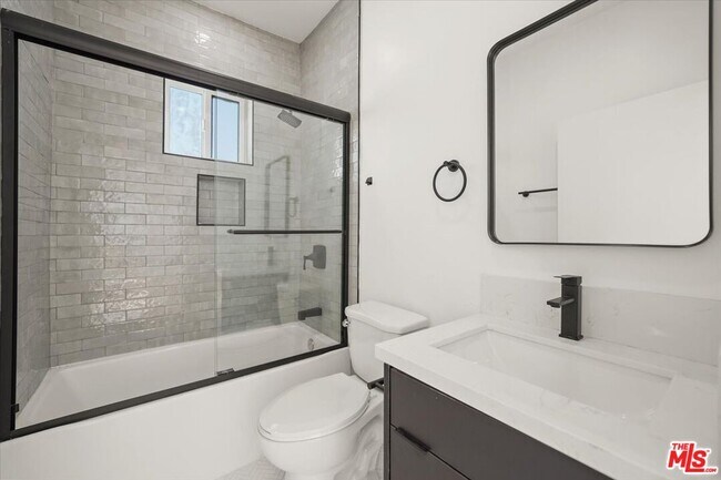 Building Photo - 914 N Hudson Ave