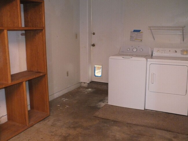 Building Photo - Rescue duplex 2/1 home w garage $2195