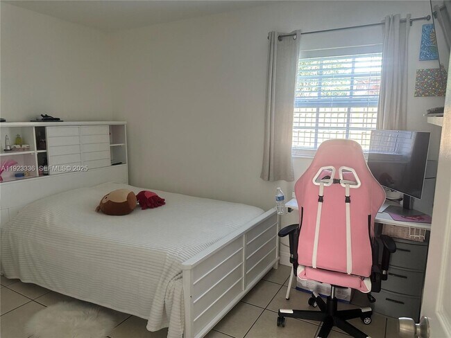 Building Photo - 3251 NW 18th Ct