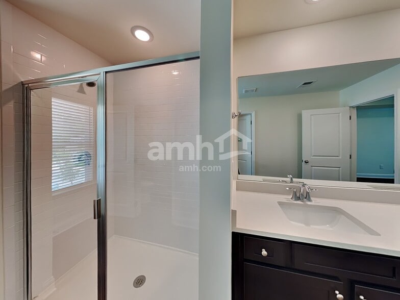 Building Photo - 301 Pecan Dr