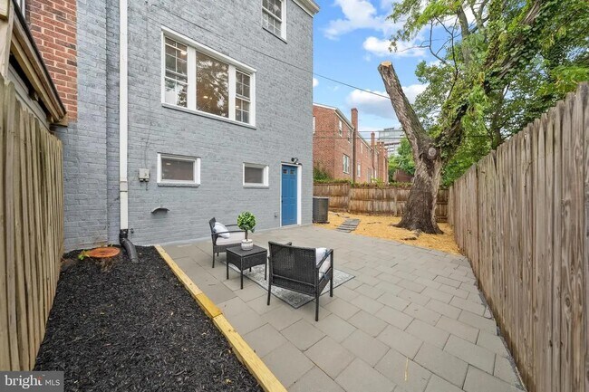 Building Photo - 28 Kennedy St