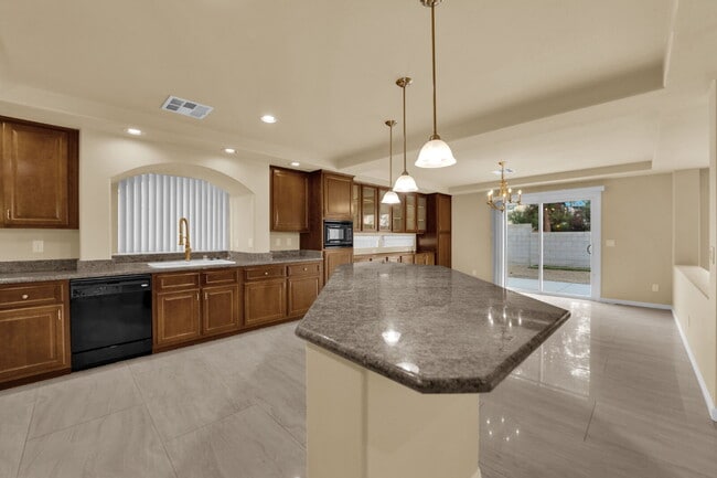 Building Photo - Beautiful 3 Bedroom Home!