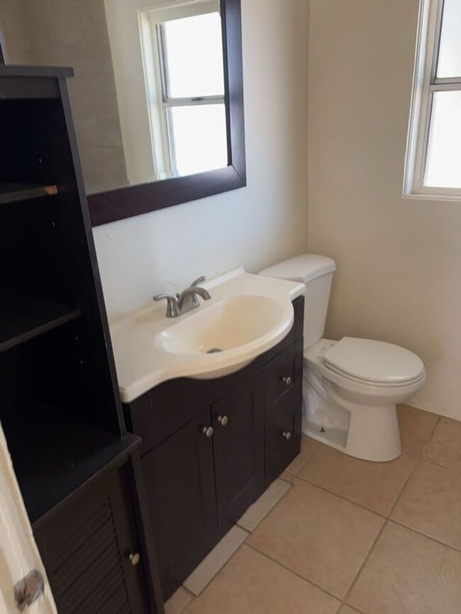 Building Photo - 204 W Kelso St