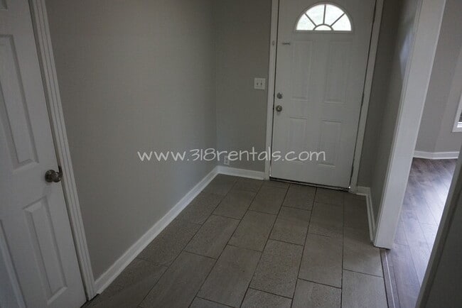 Building Photo - 4747 Crescent Dr