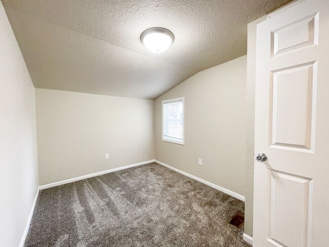 Building Photo - Quaint 3 Bedroom in NW Minot