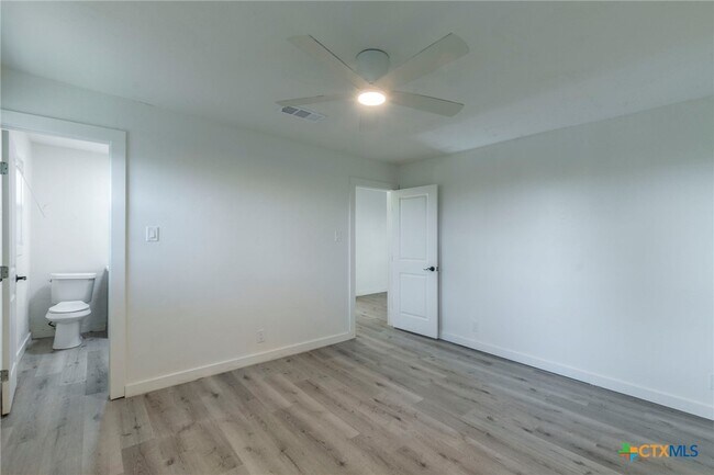 Building Photo - 4013 Valley View Dr