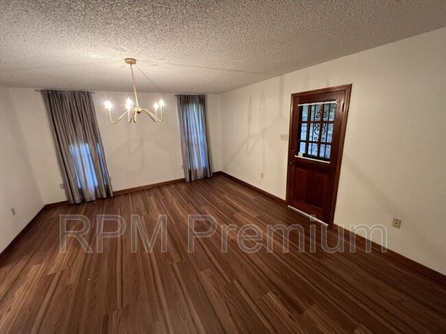 Building Photo - 13936 Cayuga Dr