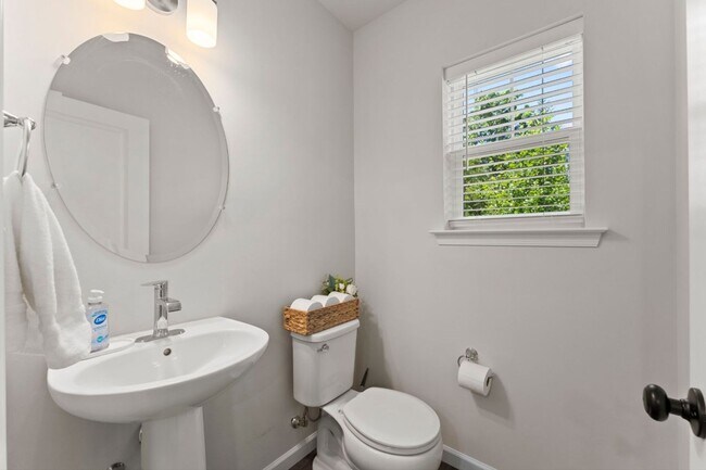 Building Photo - Elegant 3-Bedroom Home in Isaac Court. Available the Second Week of October!