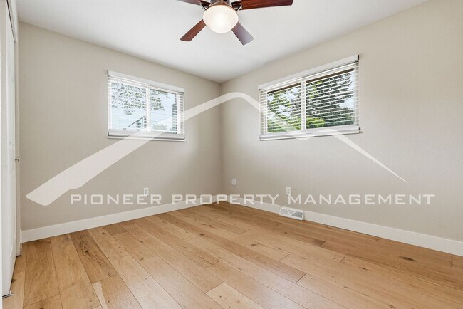 Building Photo - Spacious Duplex with Central AC and Washer/Dryer
