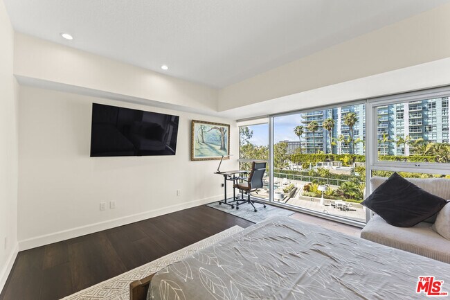 Building Photo - 13600 Marina Pointe Dr