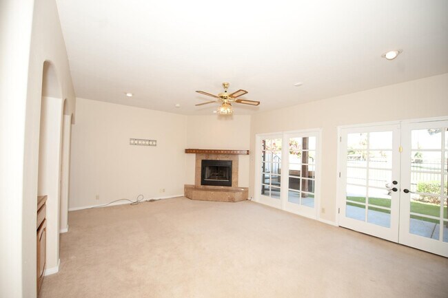 Building Photo - 2322 S Rogers Cir