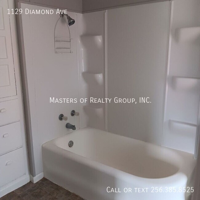 Building Photo - 1129 Diamond Ave