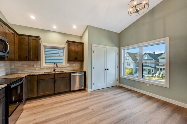 Building Photo - 708 Harrison Ave