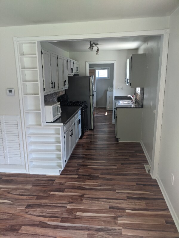 Building Photo - 1077 Davey Ave