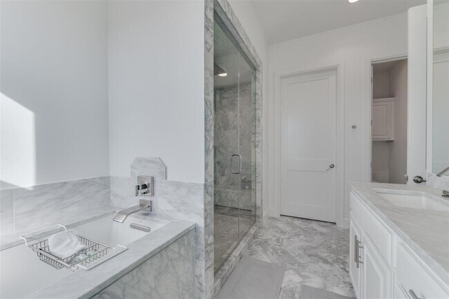 Building Photo - 418 NE 2nd St