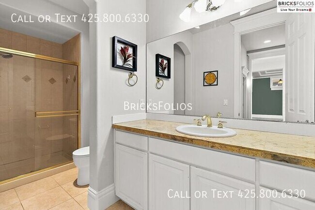 Building Photo - Luxurious 4-bedroom home in Sammamish with...