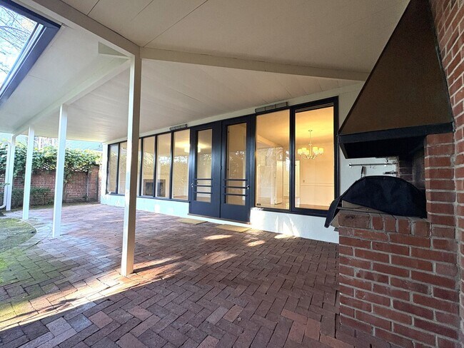 Building Photo - Beautiful Home in Crescent park, Palo Alto available now.