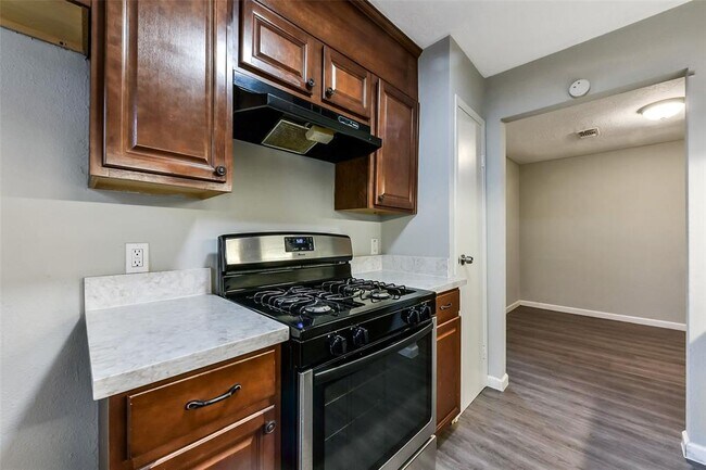 Building Photo - 10015 Valley Lake Dr